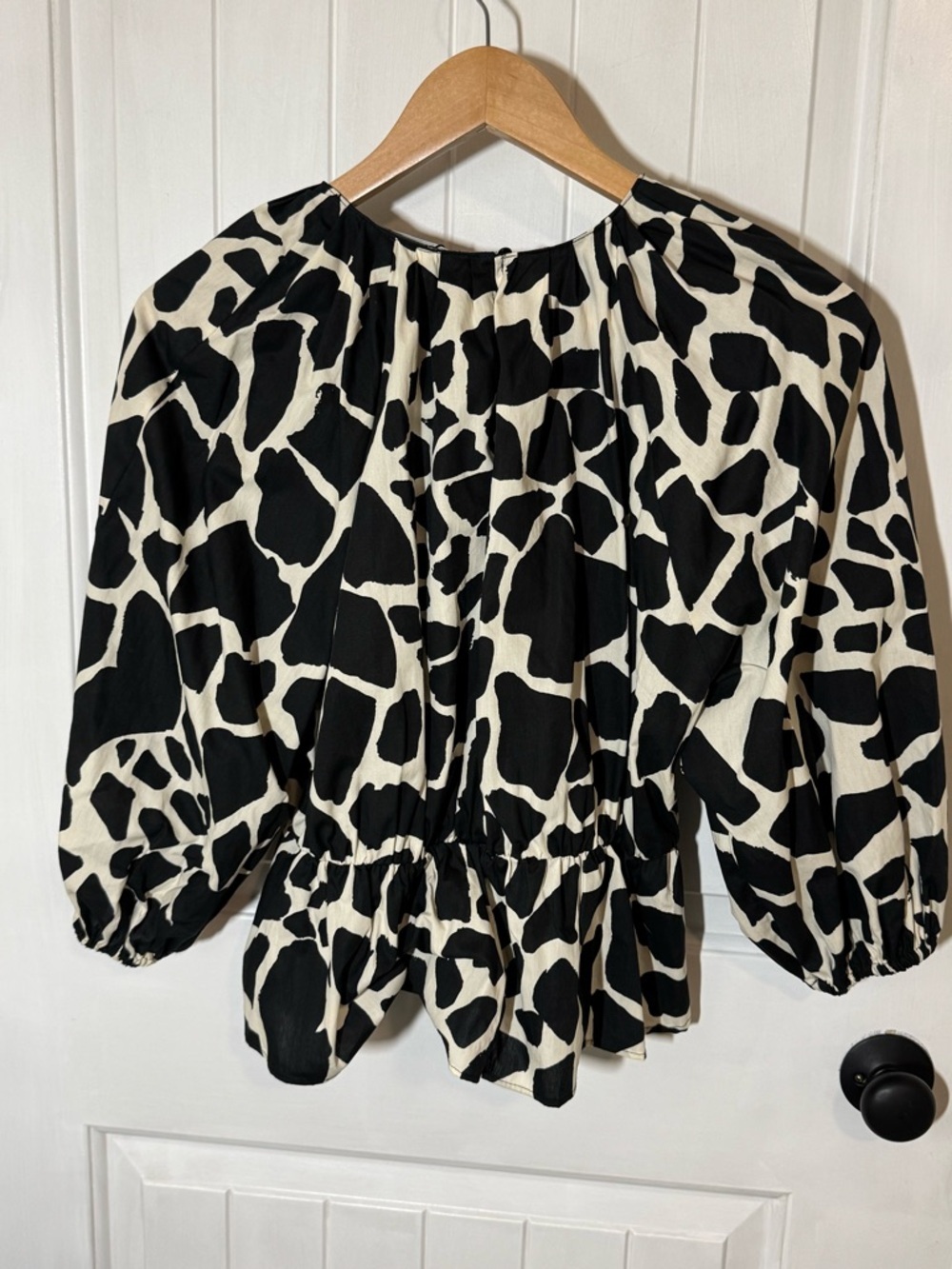 Zara Black & White Giraffe Print Puff Sleeve Peplum Top - Picture 8 of 9